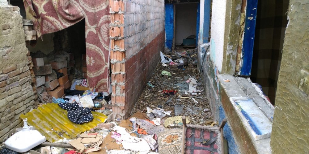 Eskişehir’de kent merkezinde bulunan metruk evin içerisinde biriken çöpler ve pislik çirkin görüntüler oluştururken, mahalleliyi de tedirgin ediyor.