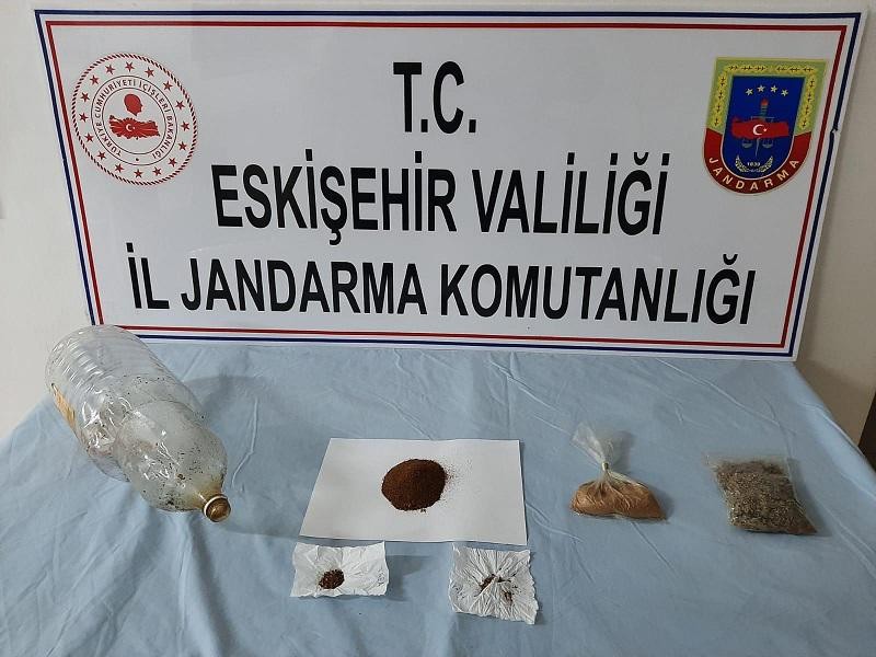 Eskişehir’in Çifteler ilçesinde jandarma ekipleri tarafından düzenlenen uyuşturucu operasyonunda 2 şüpheli yakalandı.