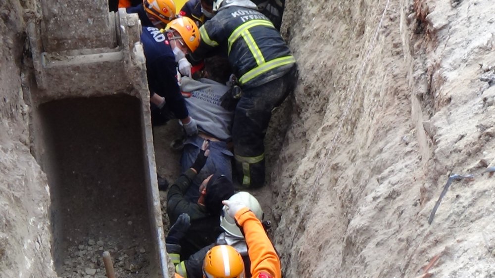 Olay, Kütahya-Eskişehir karayolu İnköy Mahallesi'nde meydana geldi. Edinilen bilgiye göre, 20 yaşındaki Yunus Teker isimli işçi, fabrikanın kanalizasyon çalışması için açılan yaklaşık 8 metre derinliğindeki çukura girdi. Teker, bu sırada meydana gelen göçükte göğüs kısmına kadar toprak altında kaldı. Teker'in mesai arkadaşları, itfaiye, AFAD, sağlık ve polis ekiplerine haber verdi. Teker, ekiplerin 30 dakikalık çalışmaları sonucu toprak altından yaralı olarak çıkartıldı.