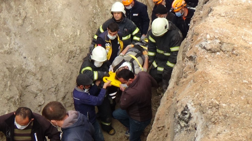 Olay, Kütahya-Eskişehir karayolu İnköy Mahallesi'nde meydana geldi. Edinilen bilgiye göre, 20 yaşındaki Yunus Teker isimli işçi, fabrikanın kanalizasyon çalışması için açılan yaklaşık 8 metre derinliğindeki çukura girdi. Teker, bu sırada meydana gelen göçükte göğüs kısmına kadar toprak altında kaldı. Teker'in mesai arkadaşları, itfaiye, AFAD, sağlık ve polis ekiplerine haber verdi. Teker, ekiplerin 30 dakikalık çalışmaları sonucu toprak altından yaralı olarak çıkartıldı.