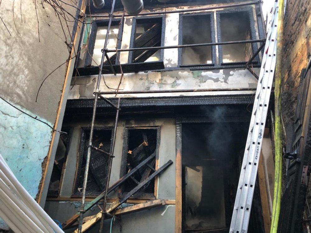 Eskişehir'de 2 katlı ahşap bir evde çıkan ve vatandaşlar arasında paniğe sebep olan yangın, itfaiye ekipleri tarafından çevredeki evlere sıçramadan söndürüldü.