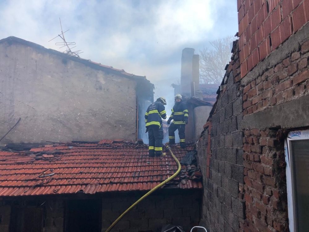 Eskişehir'de 2 katlı ahşap bir evde çıkan ve vatandaşlar arasında paniğe sebep olan yangın, itfaiye ekipleri tarafından çevredeki evlere sıçramadan söndürüldü.