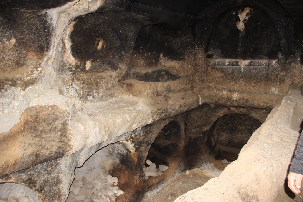 Afyonkarahisar’ın Bayat ilçesinde bulunan ve Frig Medeniyetine ait olduğu bilinen ‘Derbent İnleri’ keşfedilmeyi bekliyor. Frig vadisinin devamı niteliğindeki mağaralara bölge halkı daha fazla ilgi gösterilmesinin ve inlerin turizme açılmasını istiyor.