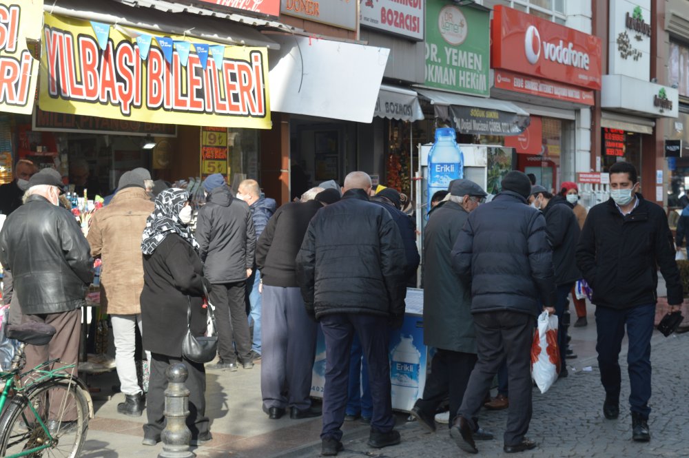 Yılbaşı nedeniyle ülke genelinde uygulanan 80 saatlik sokağa çıkma yasağının kalkmasının ardından Eskişehir'deki sokaklar yine dolmaya başlarken, birçok yerde oluşan kalabalıklarla sosyal mesafe kuralını hiçe sayıldı.