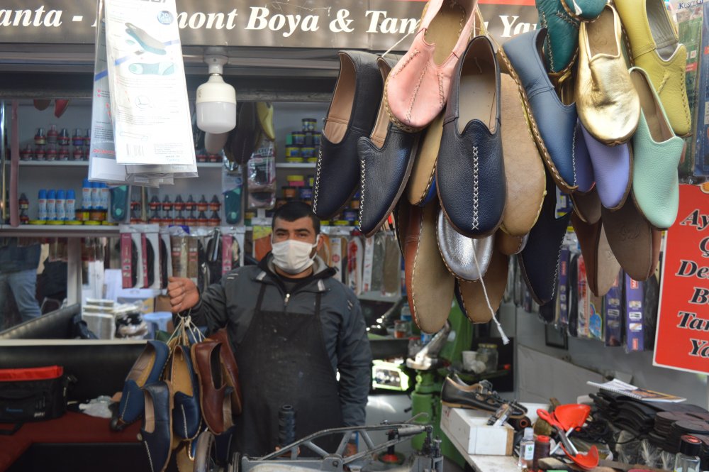 Gaziantep’ten gelerek Eskişehir’de tezgâh açan ayakkabıcı İbrahim Aytaş, dedesinden öğrendiği geleneksel ayakkabı yapımıyla kentte tek olarak, Osmanlı kültürünün devam ettirmesine gayret ediyor.