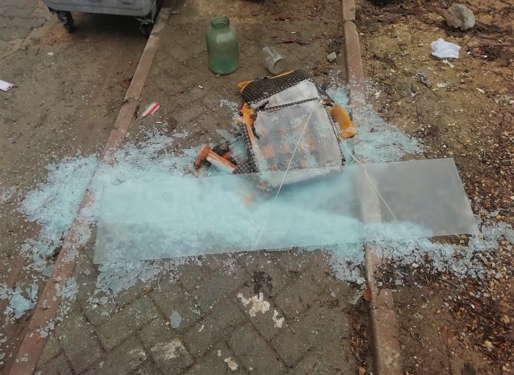 Eskişehir’de bir çöp konteynırının etrafındaki gelişigüzel atılmış kırık cam parçaları; yoldan geçenler, sokak hayvanları, temizlik işçileri ve çevre için tehlike oluşturuyor.