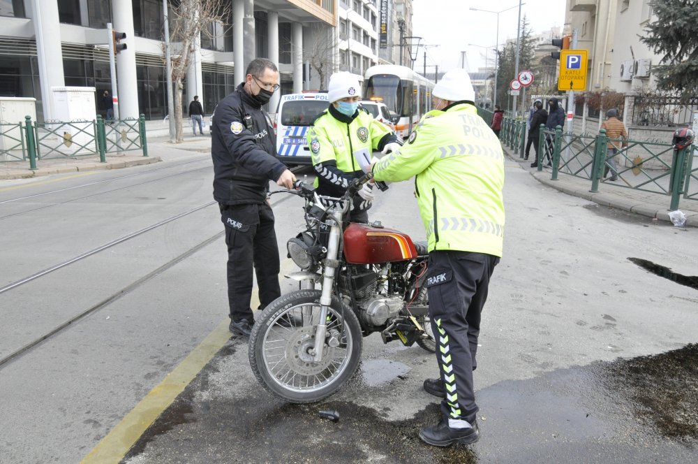 Eskişehir’de tramvayla motosikletin çarpışması sonucu meydana gelen trafik kazasında 1 kişi yaralandı.