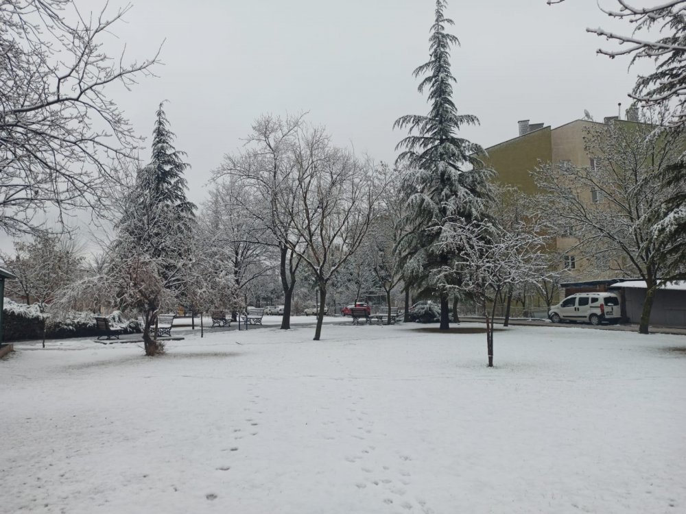 Eskişehir uzun süredir beklediği kar yağışına nihayet kavuşurken, kentin özellikle yüksek kesimleri gece yarısı başlayan ve sabah saatlerine kadar devam eden kar yağışıyla beyaza büründü.