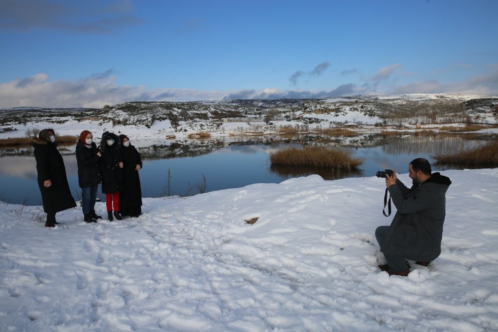 Afyonkarahisar’da 2 gündür etkili olan kar yağışıyla beyaza bürünen tarihi Frig vadisi ve Emre gölünün drone ile havadan çekilen görüntüleri ve fotoğrafları görenleri büyülüyor. Turizm cenneti olarak bilinen Frig vadisi, kış aylarında da eşsiz güzellikler sunmaya devam ediyor.