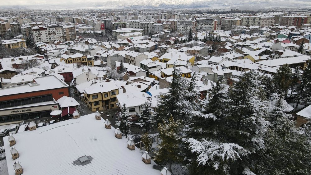 Kar yağışının başlamasıyla birlikte Eskişehir'in tarihi bölgesi Odunpazarı beyaza büründü