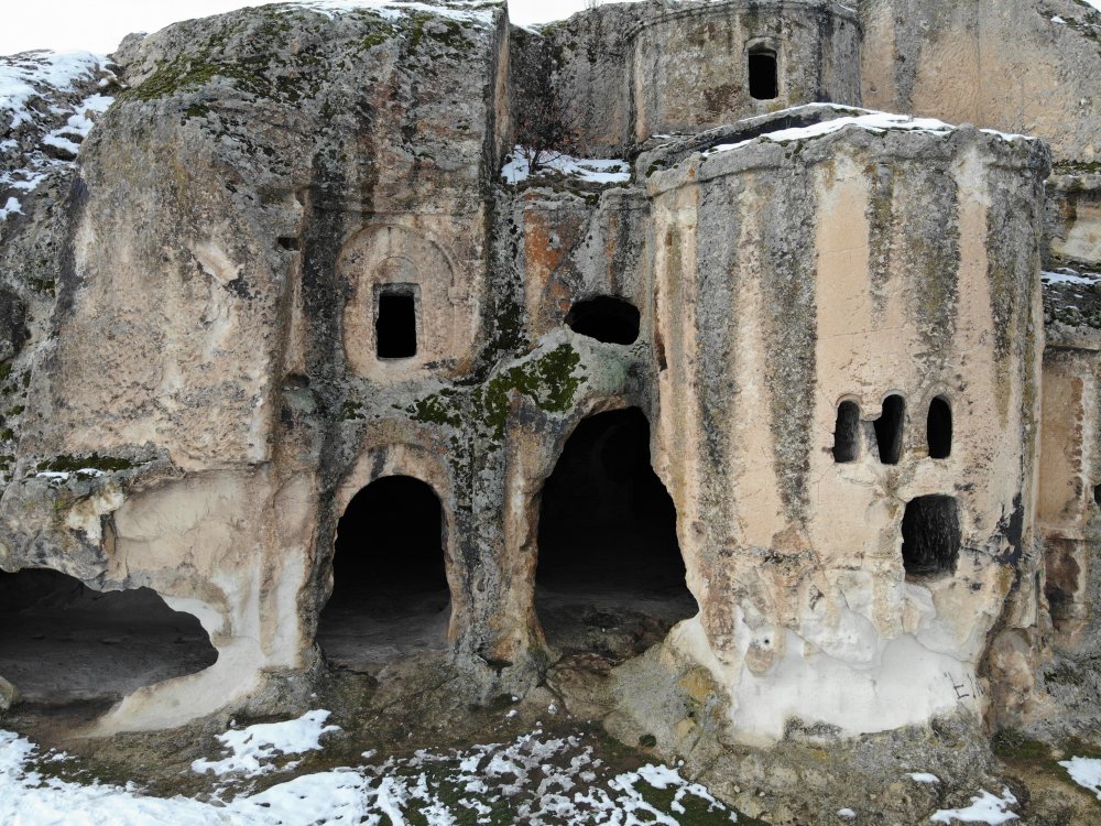 Afyonkarahisar’ın İhsaniye ilçe sınırları içerisindeki milattan sonra 9. yüzyılda kayaya oyularak yapılan eşsiz güzellikteki tarihi Ayazini Kilisesi restore edilerek inanç turizmine kazandırılacak.