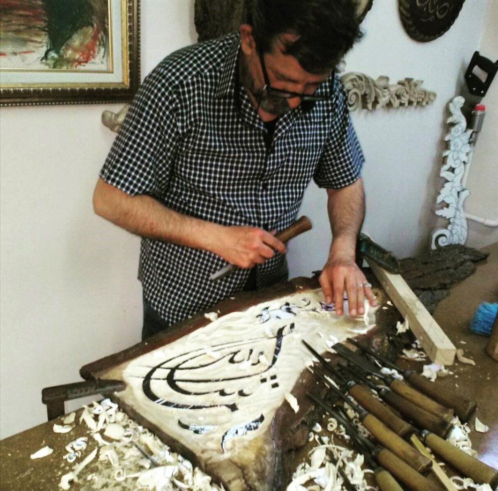 Eskişehir’de yarım asırlık ahşap oyma ustası Talip Bıçak, 150 yıldan 350 yıla kadar eski ağaç kütüklerini işleyerek sanat eserine dönüştürüyor.