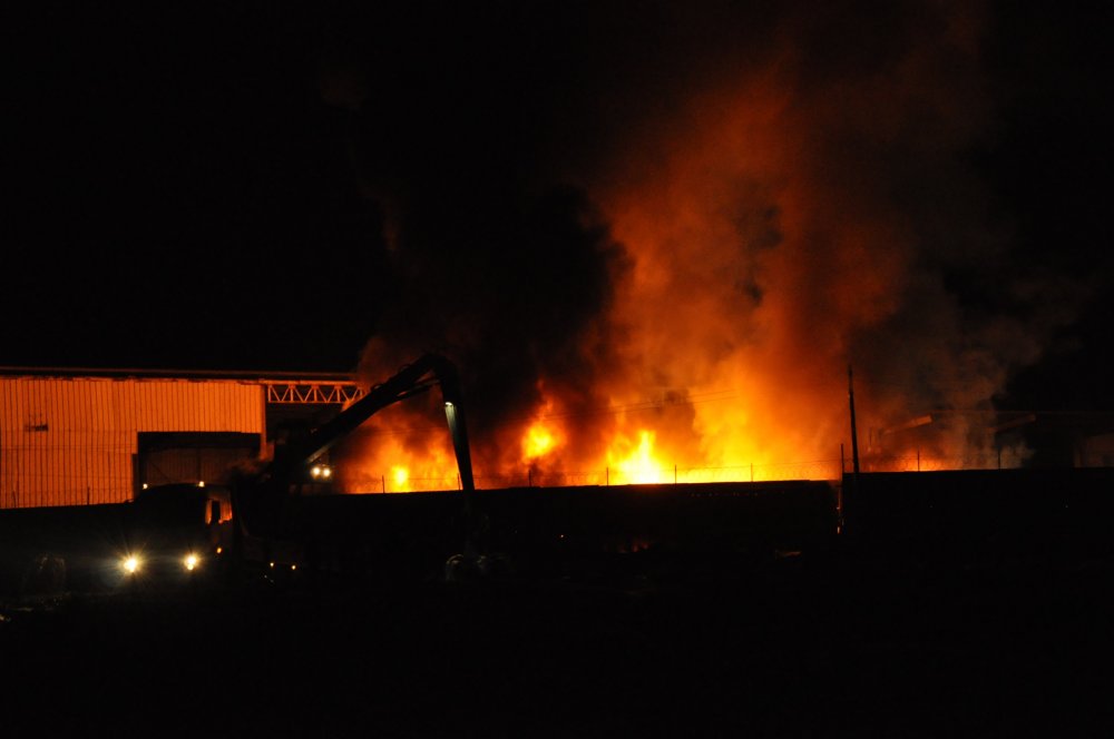 Eskişehir’de bir geri dönüşüm fabrikasında çıkan yangın, saatlerdir söndürülemiyor.