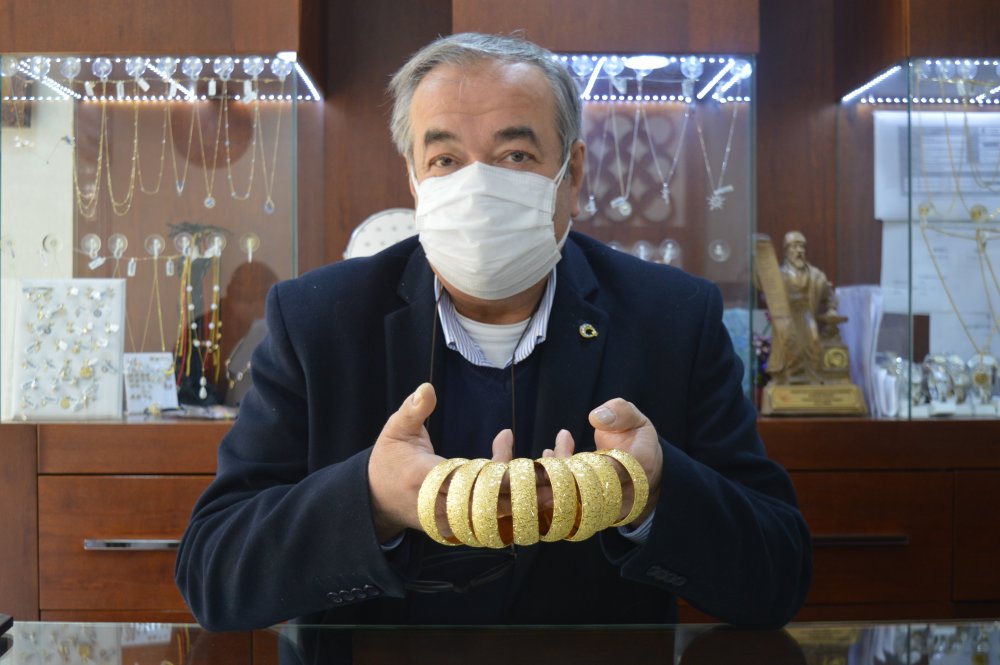 Eskişehir Kuyumcular Odası Başkanı Ercan Arıyürek, 2020 yılında yaptığı iniş çıkışlarla beraber büyük dalgalar yaşanan altın piyasasında, 2021 yılında fiyatlar yükselerek zirveye çıkacağını dile getirdi.