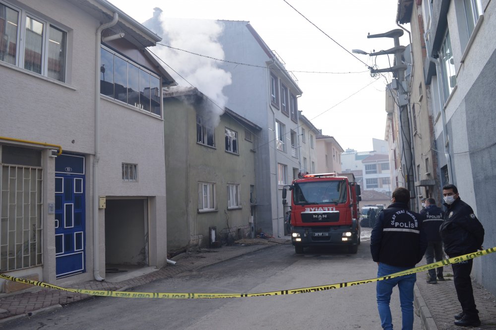 Eskişehir'de sabah saatlerinde çıkan ev yangınında yaralanan iki kardeş hastaneye kaldırıldı.