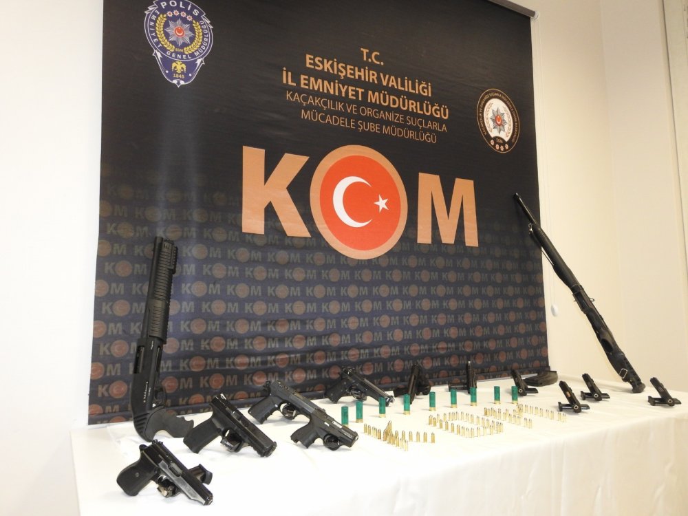 Eskişehir Emniyet Müdürlüğü ekiplerinin silah kaçakçılığı ve silah ticareti yapan şahıslara yönelik operasyonunda 6 şahıs gözaltına alınırken, çok miktarda silah ve mühimmat ele geçirildi.