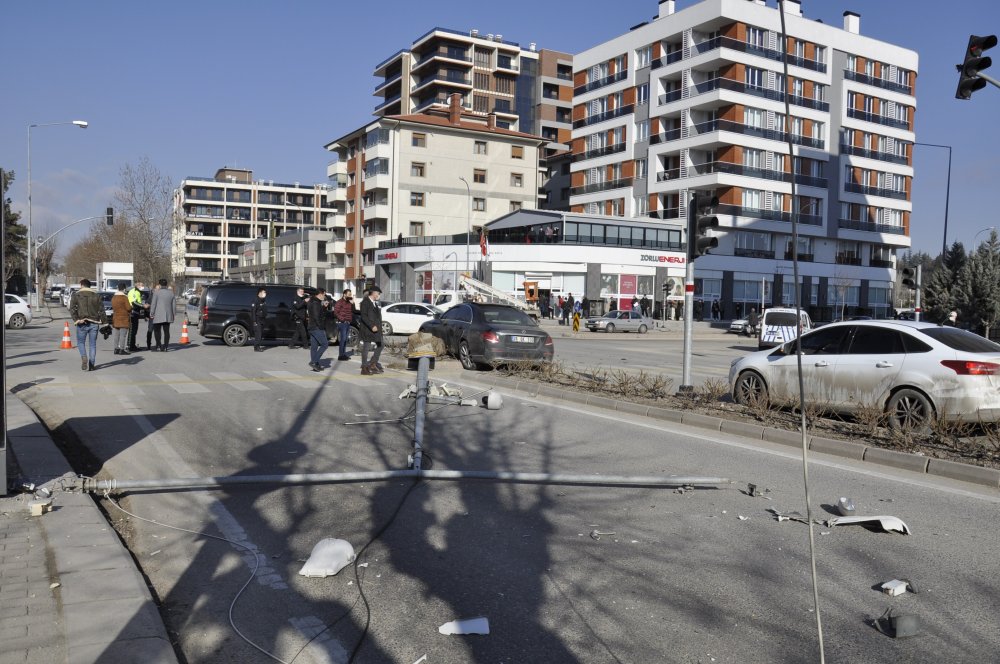 Eskişehir’de 2 aracın karıştığı maddi hasarlı trafik kazasında, üzerinde MOBESE kamerasının da bulunduğu aydınlatma direğinin devrilmesi sonucu yol uzun süre kapalı kaldı.