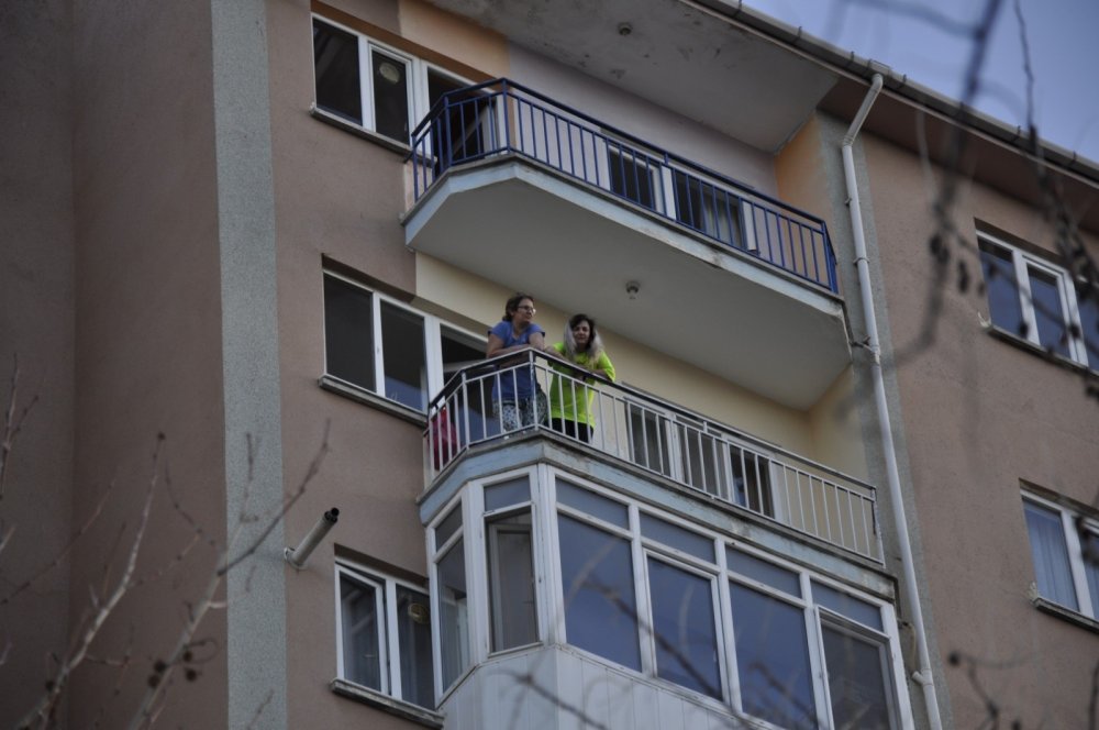 Eskişehir’de mutasyonlu virüs görülmesi sonrası karantinaya alınan apartmanın sakinleri yasaklara uymayan komşularına isyan etti.