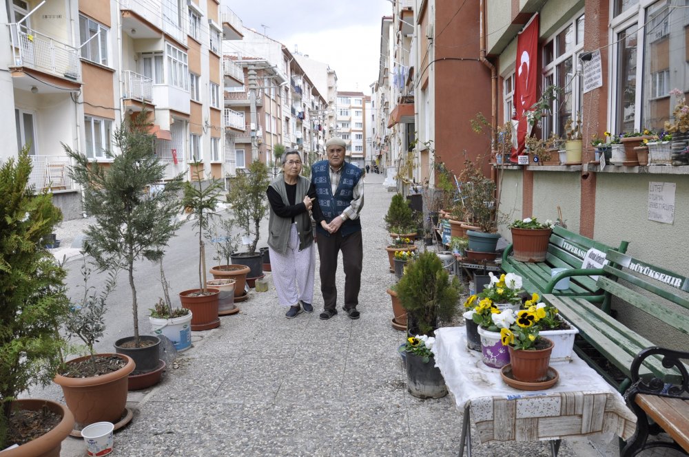 Eskişehir’de yaşayan 78 yaşındaki Memduh Çetin, 15 yıl önce felç geçiren eşinin güzel vakit geçirmesi için evinin önündeki kaldırımı ağaç ve çiçeklerle süsleyerek adeta parka çevirdi.