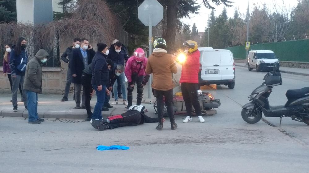 Eskişehir’de siparişi yetiştirmeye çalışan motosikletli kuryenin otomobile çarpması sonucu motosiklet sürücüsü ağır yaralandı.