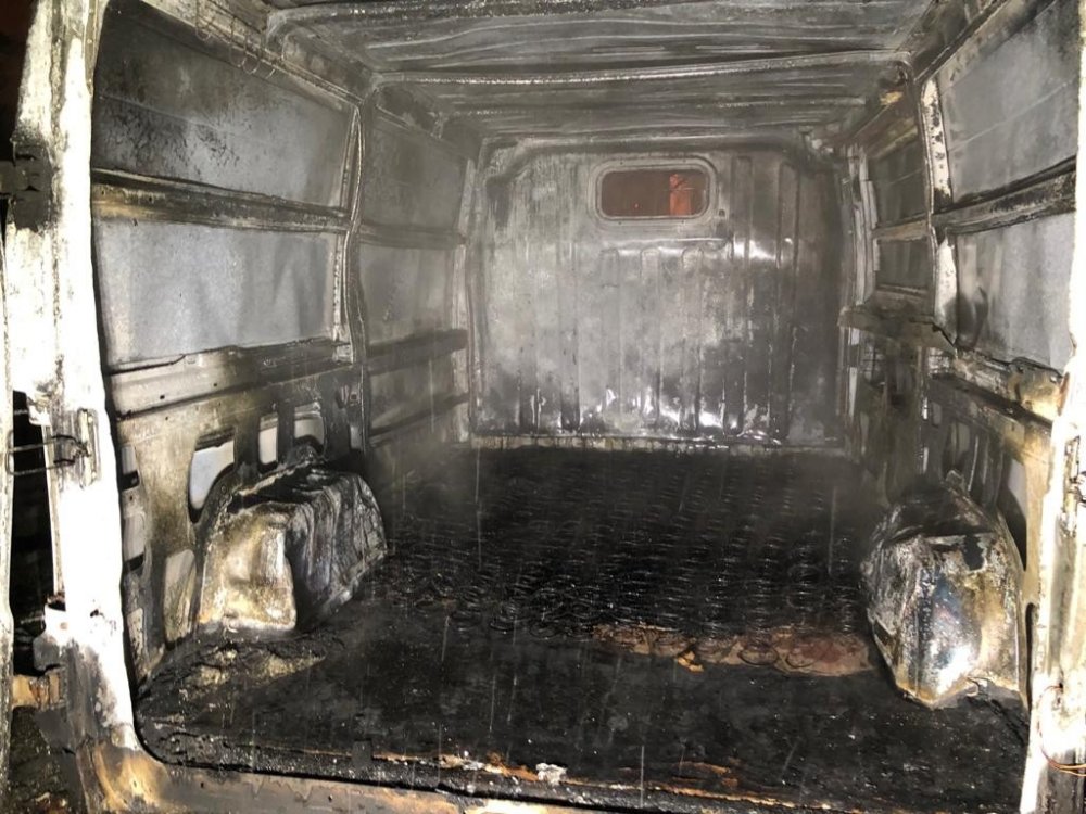 Eskişehir’de birkaç ay önce tamir edilmesi için sanayiye bırakıldıktan sonra alınmayan panelvan araçta yangın çıktı.