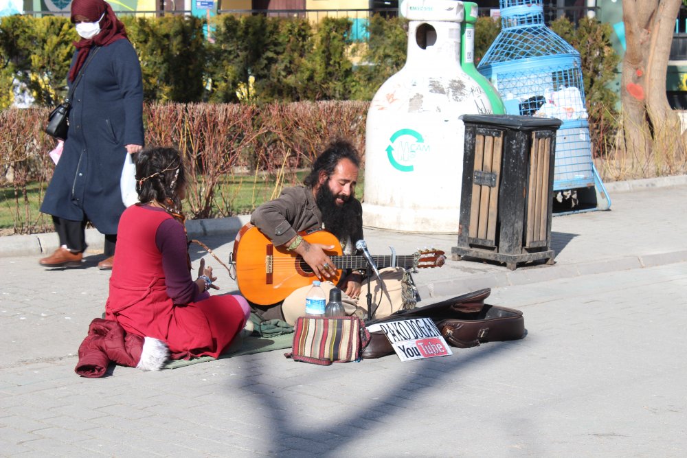 Eskişehir’in işlek yerlerinden Adalar’da bir sokak müzisyeni, yaptığı canlı müzikle pandemi döneminde yoldan geçen insanlara adeta moral verdi.