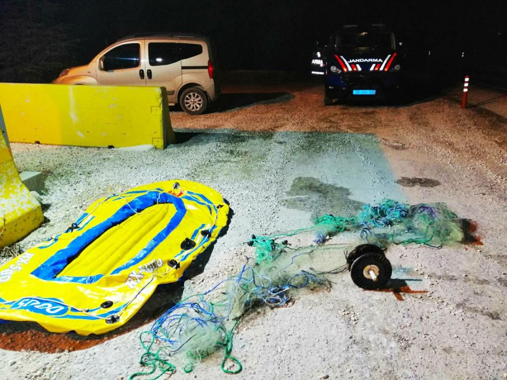 Eskişehir’de botla kaçak balık avı yapan 4 kişi yakalandı.