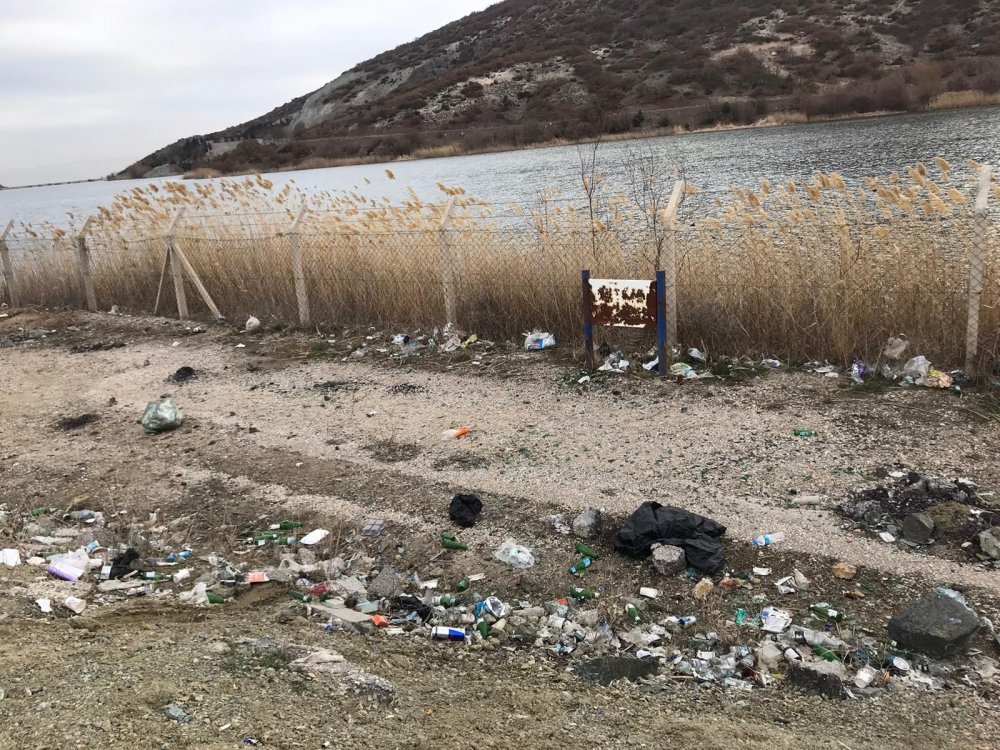 Eskişehir’de bulunan Mamuca Göleti’nin çevresine duyarsızca atılan çöpler, çevre kirliğine neden oluyor.