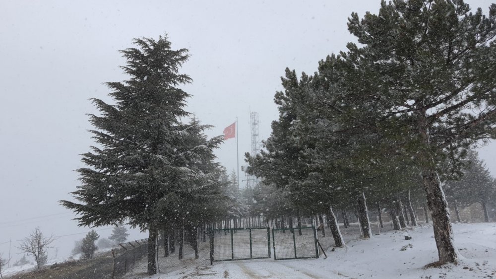 Eskişehir'de yüksek kesimlerde etkili olan kar yağışı sonrasında hava sıcaklıkları eksi derecelere düştü.