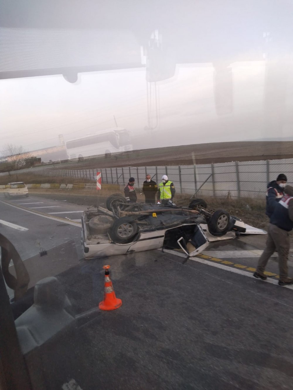 Eskişehir’de aşırı hız sonucu meydana geldiği belirtilen trafik kazasında, aynı araçta bulunan 2 kişi hayatını kaybetti, 1 kişi yaralandı.
