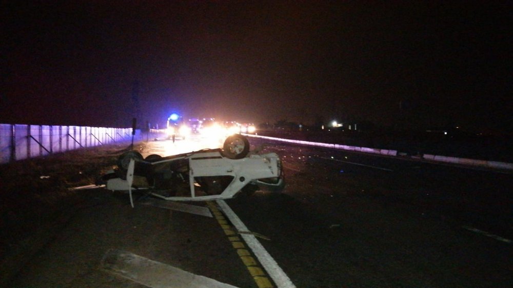 Eskişehir’de aşırı hız sonucu meydana geldiği belirtilen trafik kazasında, aynı araçta bulunan 2 kişi hayatını kaybetti, 1 kişi yaralandı.