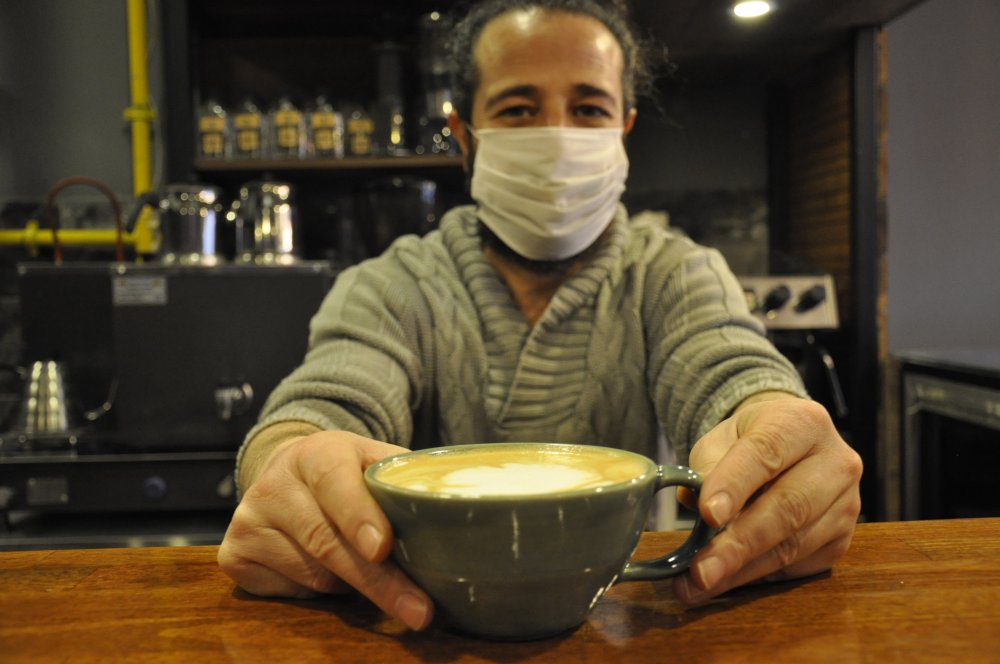 Eskişehir’de kafeterya işlemeciliği yapan Sedat Terizoğlu, “Korona” adını verdiği özel kahvesiyle pandemi sürecinde farkındalık oluşturmak istiyor.