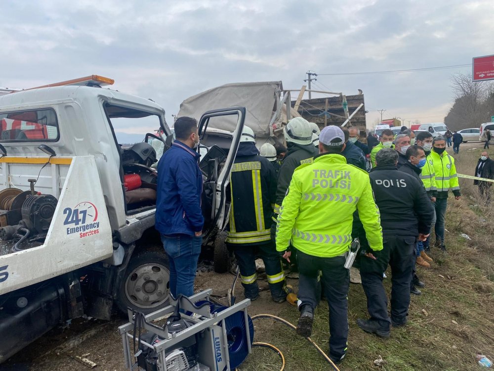 Eskişehir’de hatalı sollama sonucunda meydana geldiği iddia edilen 3 aracın karıştığı trafik kazasından 1 kişi hayatını kaybederken, 3'ü ağır 5 kişi yaralandı.