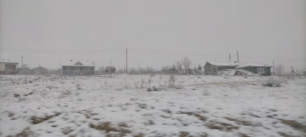  Eskişehir'in Seyitgazi ilçesi ve çevresinde yoğun kar yağışı yaşandı.