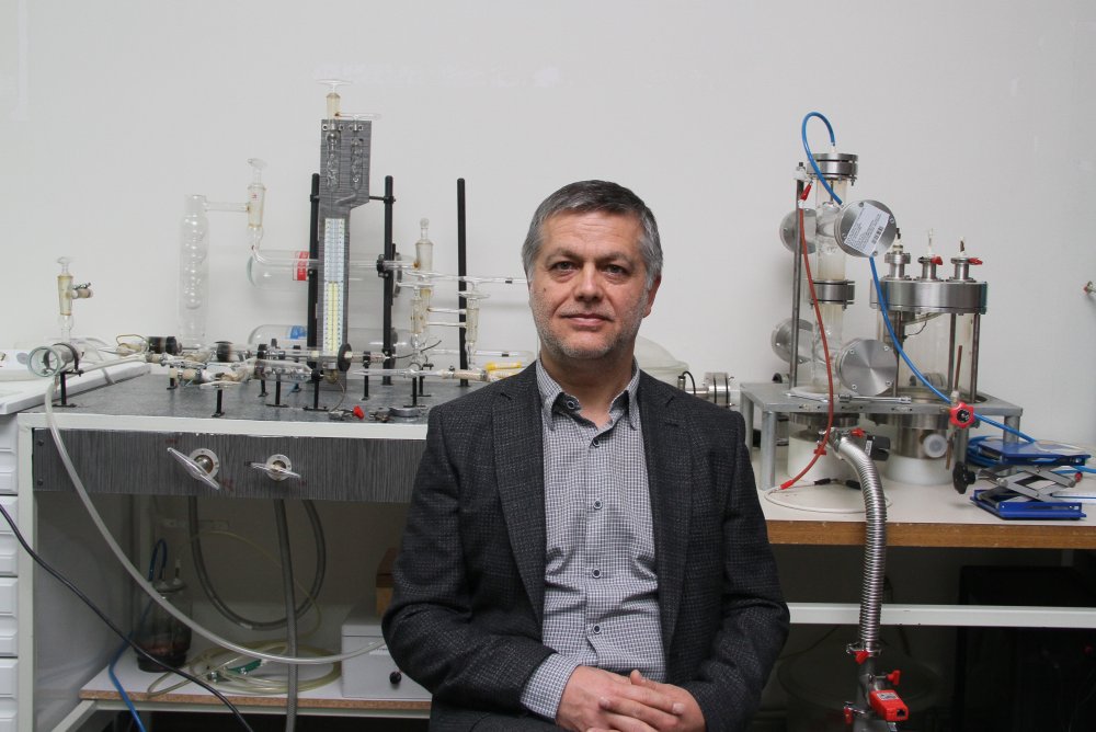 Eskişehir Osmangazi Üniversitesi (ESOGÜ) Fen Edebiyat Fakültesi Fizik Bölümü öğretim üyesi Prof. Dr. Tamer Akan, ESOGÜ Soğuk Plazma laboratuvarında üretilen plazmalanmış suyun COVID-19 virüsüne karşı koruma sağlayabileceğini söyledi.