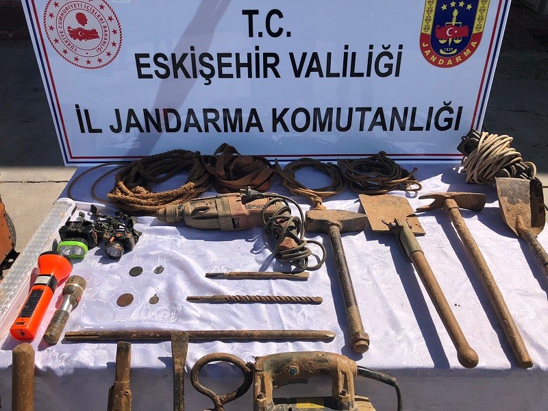 Eskişehir’de kaçak kazı yapan 1’i yabancı uyruklu 8 kişi jandarma ekipleri tarafından suçüstü yakalandı.