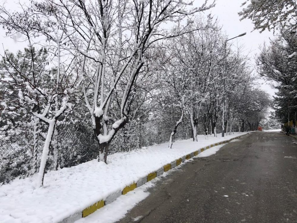 Eskişehir'de gece geç saatlerde başlayan ve özellikle yüksek kesimlerinde etkili olan kar yağışı ilkbahar mevsiminde çevreyi yeniden beyaza bürüdü.