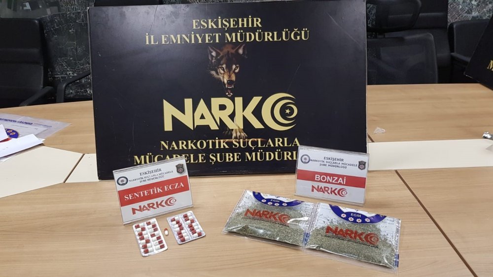 Eskişehir’de uyuşturucu satıcılarına yönelik yapılan operasyonda 1’i satıcı olmak üzere 4 kişi yakalandı.