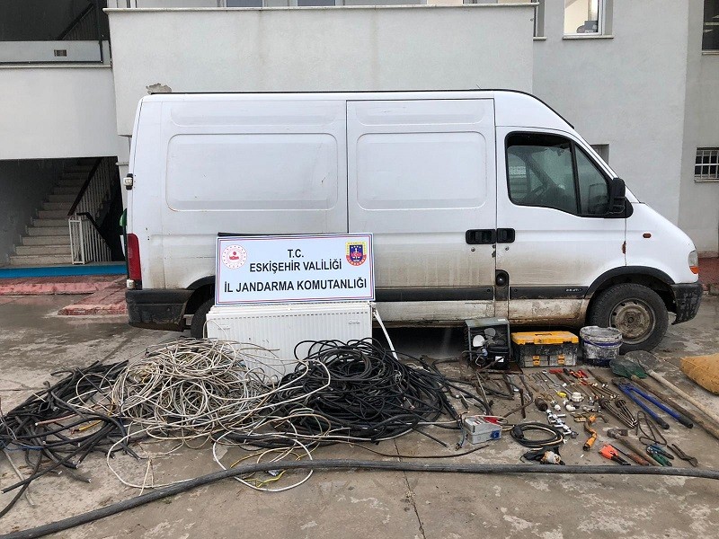Eskişehir’de şüphe üzerine durdurulan araçta piyasa değeri yaklaşık 40 bin TL olan 2 ton çalıntı kablo ile çeşitli malzemeler ele geçirilirken, olayla ilgili gözaltına alınan 5 kişi ise tutuklandı.