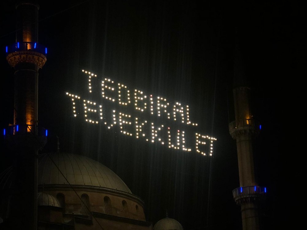 Eskişehir Reşadiye Camii, Ramazan ayı geleneklerinden biri olan mahya açma kültürüne bu sene de sahip çıkarak ‘‘Tedbir al, tevekkül et” mesajı yansıtıyor.