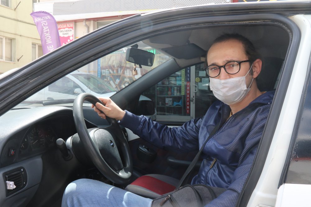 Eskişehir’de sokağa çıkma kısıtlamasının uygulandığı saatler arasında otomobilden teyp ve güneş gözlüğü çalan iki şüpheli güvenlik kameralarına yansıdı.