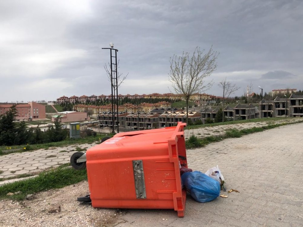 Meteorolojinin uyarısının ardından Eskişehir’de etkili olan kuvvetli rüzgar çöp konteynırlarını devirirken, vatandaşlar da yürümekte zorlandı.
