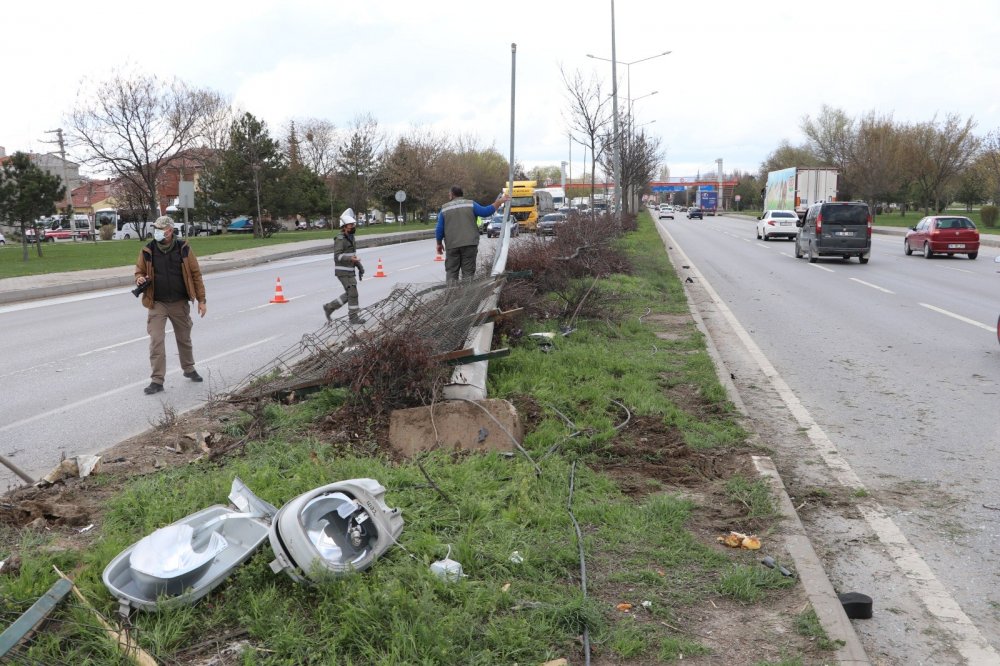 Eskişehir'de meydana gelen ve 4 aracın karıştığı trafik kazasında 2 kişi yaralandı.