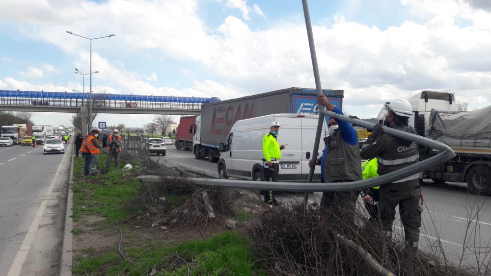 Eskişehir'de meydana gelen ve 4 aracın karıştığı trafik kazasında 2 kişi yaralandı.