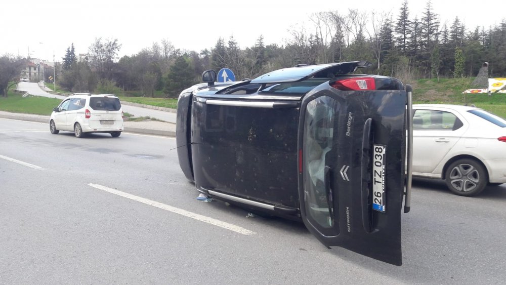 Eskişehir- Ankara çevre yolu üzerinde meydana gelen trafik kazasında, virajı alamayan sürücünün kullandığı panelvan araç orta refüjü atlayarak karşı şeride geçip yan yattı.