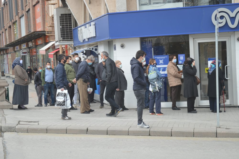 Geçtiğimiz hafta perşembe 19.00’de başlayan ve bu sabah 05.00’de biten sokağa çıkma kısıtlamasının ardından dışarıya çıkan Eskişehirliler, ilk önce bankalara koştu.