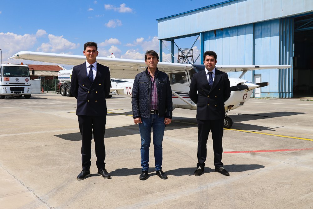 Eskişehir’de Anadolu Üniversitesi bünyesinde kurulan ve daha sonra Eskişehir Teknik Üniversitesine devredilen pilotaj bölümü, 230 saatlik pratik uçuş eğitimiyle 34 yıldır gökyüzünün kaptanlarını yetiştiriyor.