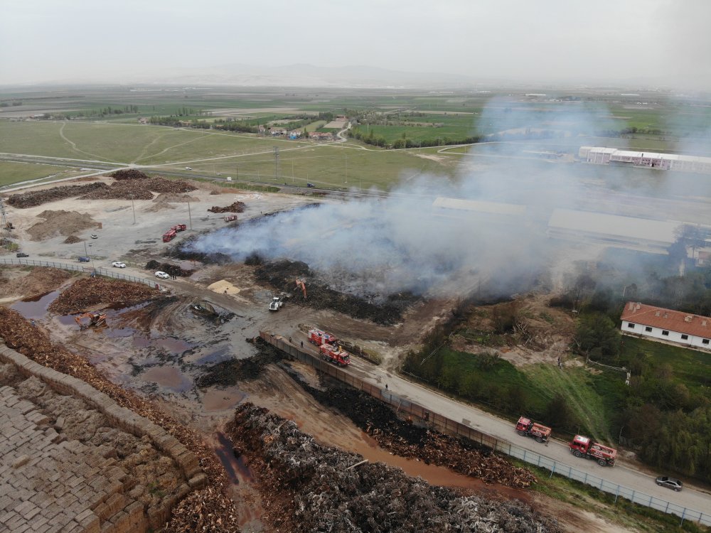 Afyonkarahisar’ın Çay ilçesindeki biyokütle yakıtlı enerji santralinde çıkan ve 80 bin metrekarelik alandaki hammaddeyi kül eden yangının neden olduğu yıkım, drone ile havadan görüntülendi.