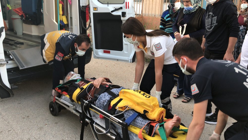 Eskişehir’de tek başına yaşadığı evinde düşerek kalça kemiğini kıran 92 yaşındaki kadın, polis ekiplerinin koçbaşıyla kapıyı kırarak eve girmesiyle hastaneye kaldırıldı.