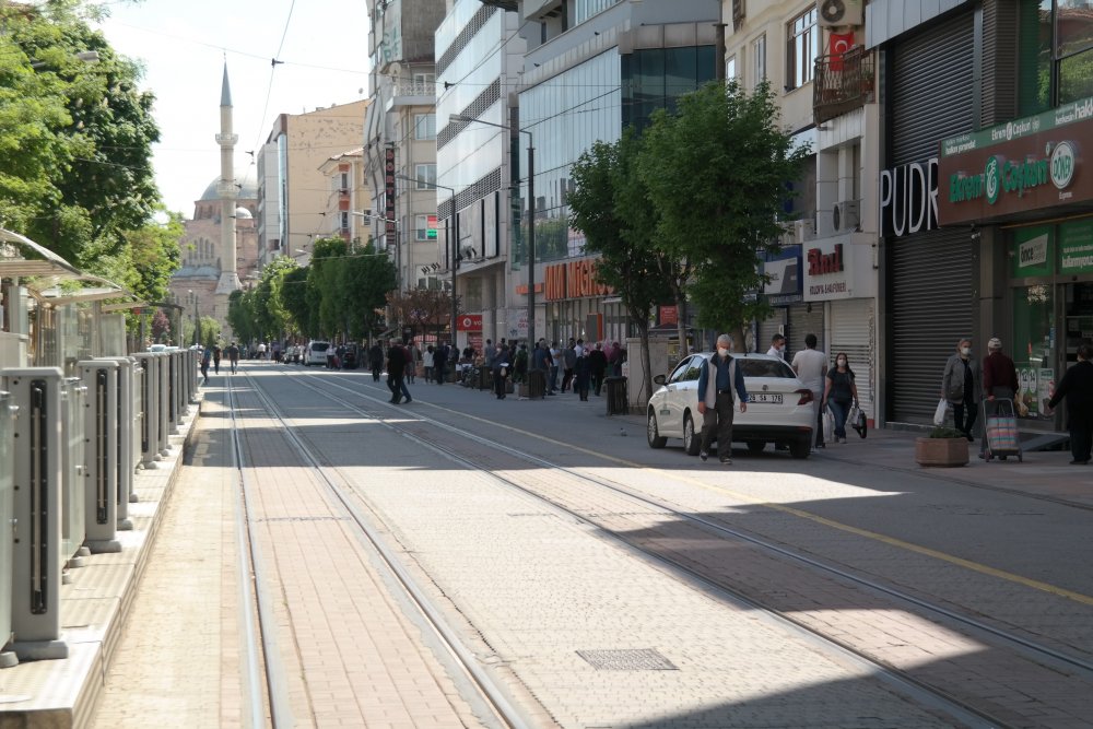 Eskişehir'de 17 günlük tam kapanmada ilk haftayı geride bırakırken cadde ve sokaklarda yoğun insan grupları gözleniyor.